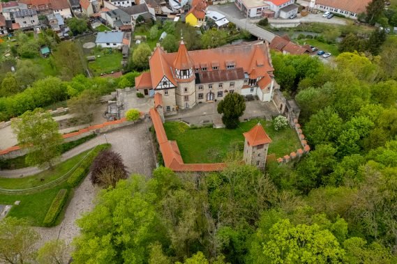 Niederburg Palas mit Rosengarten