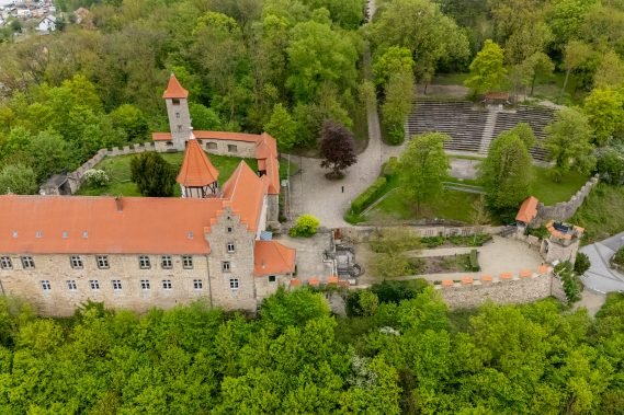 Palas mit Rosengarten und Freilichtbühne