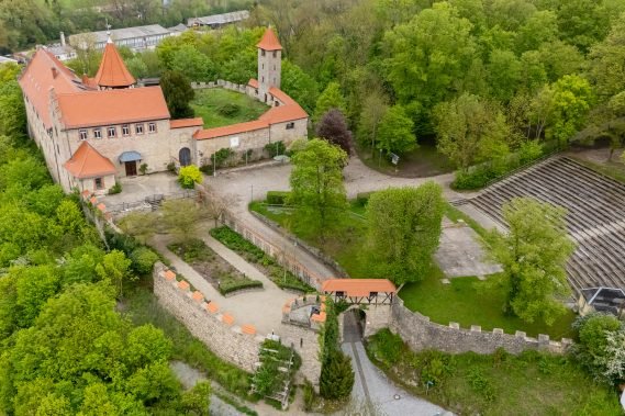 Palas mit Burgtor, Rosengarten und Freilichtbühne