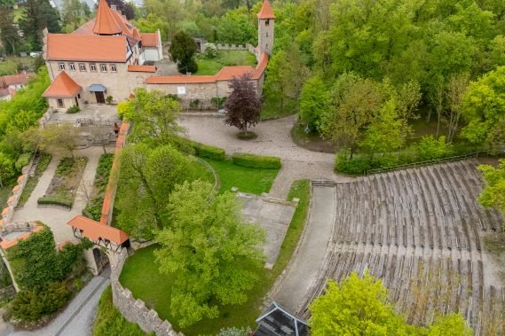 Palas mit Rosengarten und Freilichtbühne